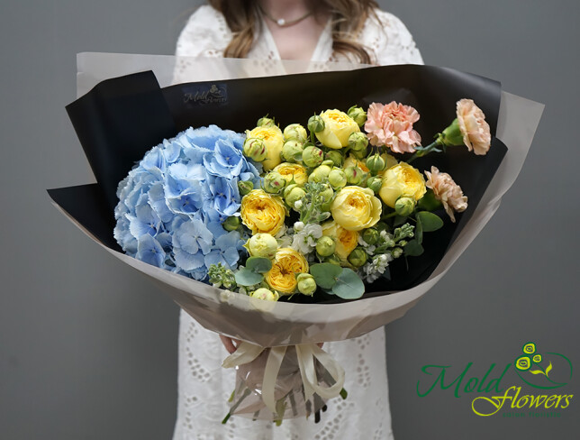 Bouquet with blue hydrangea, ''Peace'' photo